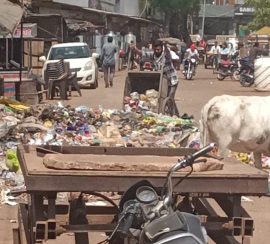 मीट मार्केट के रहवासी कचरे से परेशान: नाले में कचरा ना डालते हुए सड़क किनारे घूरा बनाकर डाल रहे कचरा, कलेक्टर से शिकायत / Shivpuri News news image