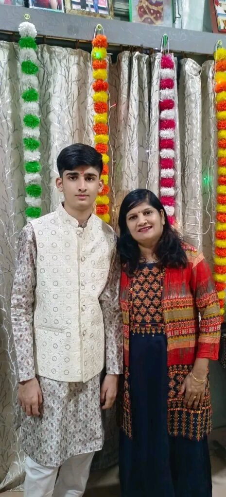 समाजसेवी आरती जैन के बेटे आर्यन जैन ने कक्षा 12वीं में 93% पाकर जैन समाज का नाम किया रोशन / Shivpuri News news image