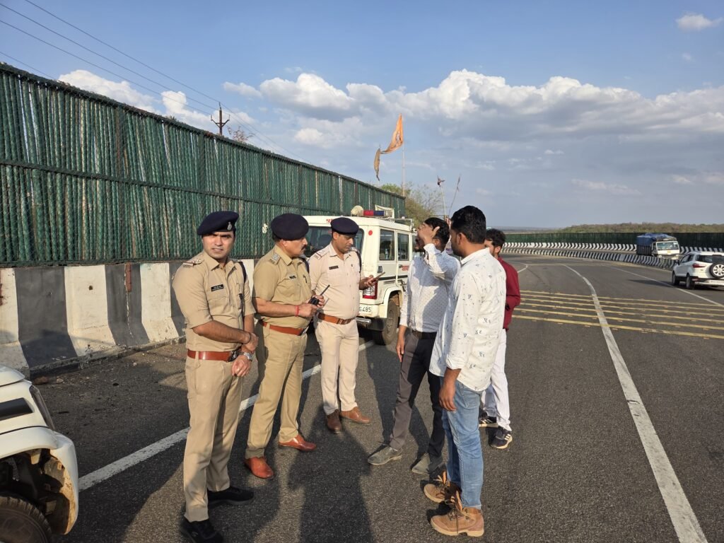 जिले के ब्लैक स्पॉटों पर पुलिस अधिकारियों एवं NHAI टीम के द्वारा किया गया संयुक्त भ्रमण / Shivpuri News news image