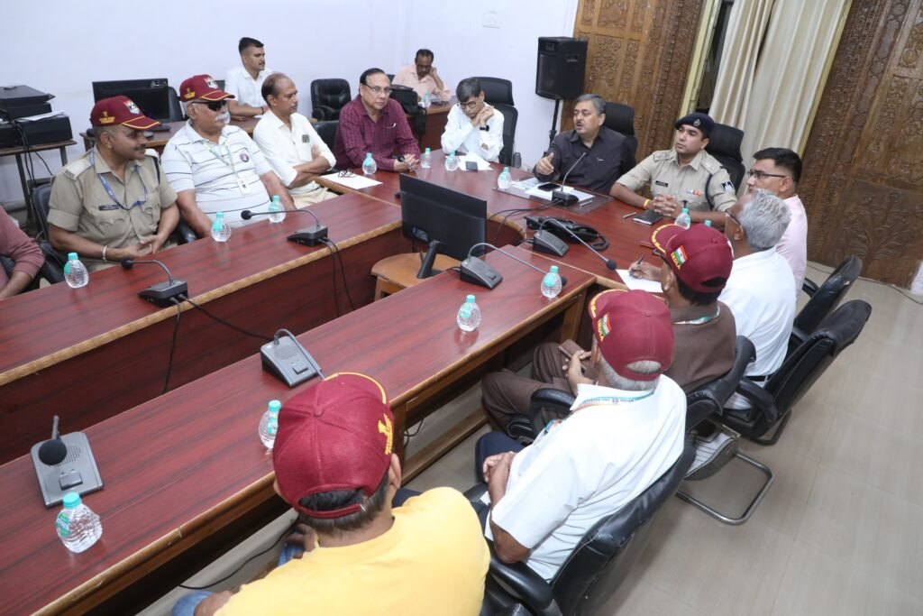 शिवपुरी जिले में शांति एवं कानून व्यवस्था बनी रहे कोई अप्रिय घटना न हो, विभिन्न प्रतिनिधियों के साथ बैठक हुई आयोजित / Shivpuri News news image