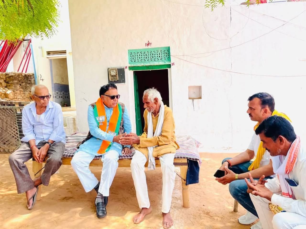 सीमा पर सैनिक रविंद्र राजा परमार घायल, विधायक रमेश प्रसाद खटीक ने परिजनों से की मुलाकात / Shivpuri News news image