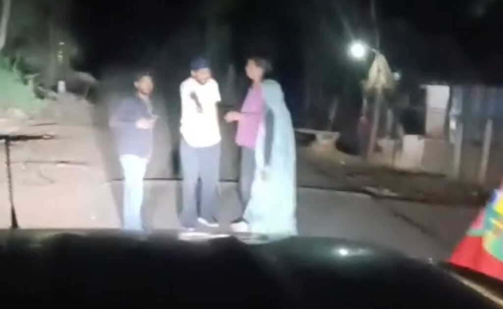 शिवपुरी में 6 राउंड फायरिंग कर युवती से छेड़छाड़ कर अपहरण की कोशिश, बदमाश भागे, पिता घायल, रातभर पुलिस ने दिया पहरा / Shivpuri News news image