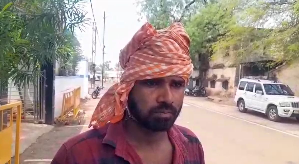 शिवपुरी में तीन चचेरे भाइयों ने युवक पर कुल्हाड़ी से हमला किया: पत्नी को भी पीटा, ईंट उठाने को लेकर हुआ था विवाद / Shivpuri News news image