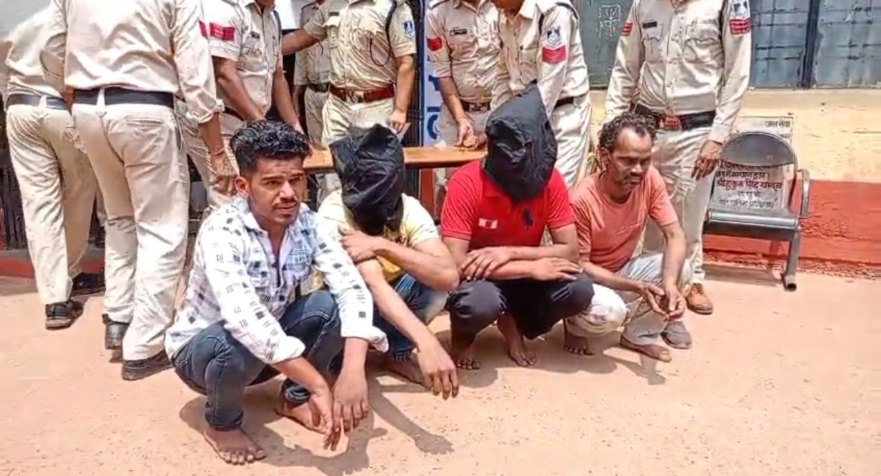 शिवपुरी में आरक्षक की मारपीट करने बाले 4 आरोपियों को अबैध हथियार के साथ पुलिस ने किया गिरफ्तार, गुना नाका पर की थी मारपीट, निकाला जुलुस / Shivpuri News news image