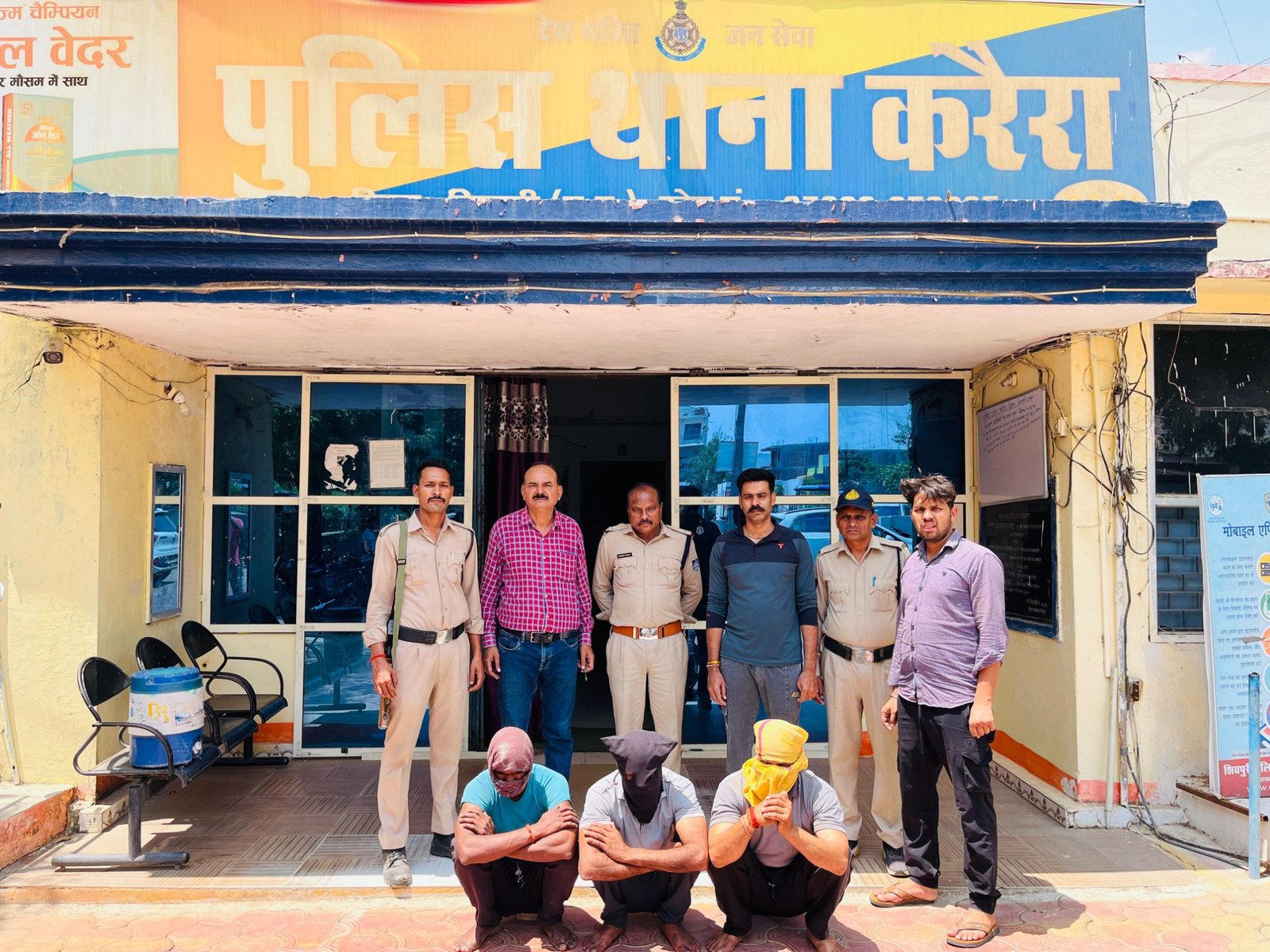 शिवपुरी में जमीन दिखाने के बहाने खेत पर बुलाया, ब्लैकमेल किया: प्रॉपर्टी डीलर का अश्लील वीडियो बनाकर मांगे 2 लाख रुपए, 3 आरोपी गिरफ्तार / Shivpuri News news image