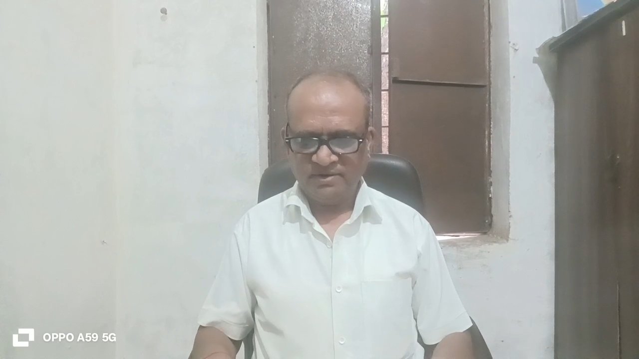 मृत्यु प्रमाण पत्र में जीवित बेटे को मृत दिखाया, आधार कार्ड सस्पेंड होने के बाद नगर परिषद ने शुरू की जांच / Shivpuri News