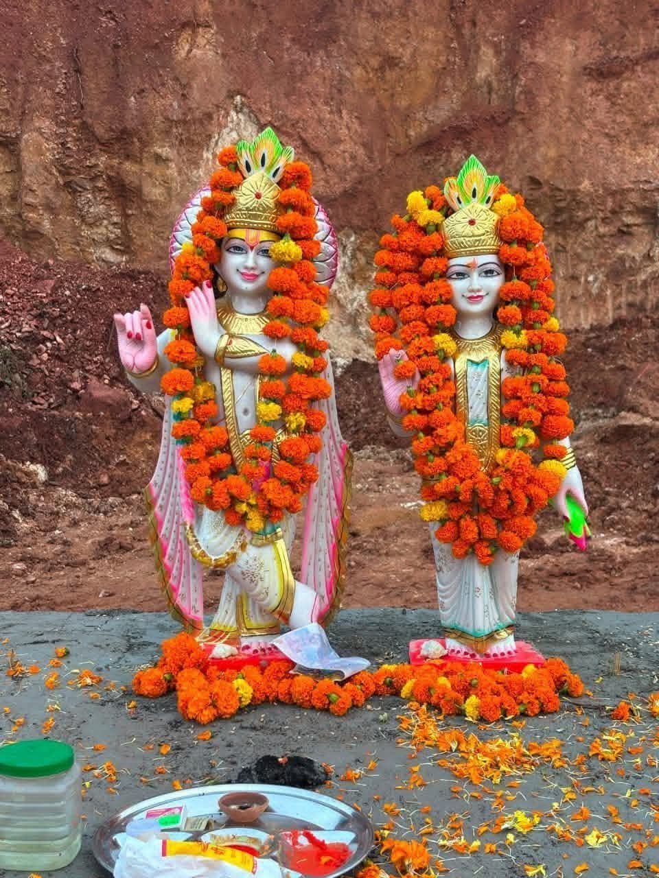 पिछोर में रातोंरात राधा-कृष्ण की प्रतिमा स्थापित, सुबह पूजा के लिए उमड़ी भीड़; अनुमति को लेकर स्थिति स्पष्ट नहीं / Shivpuri News