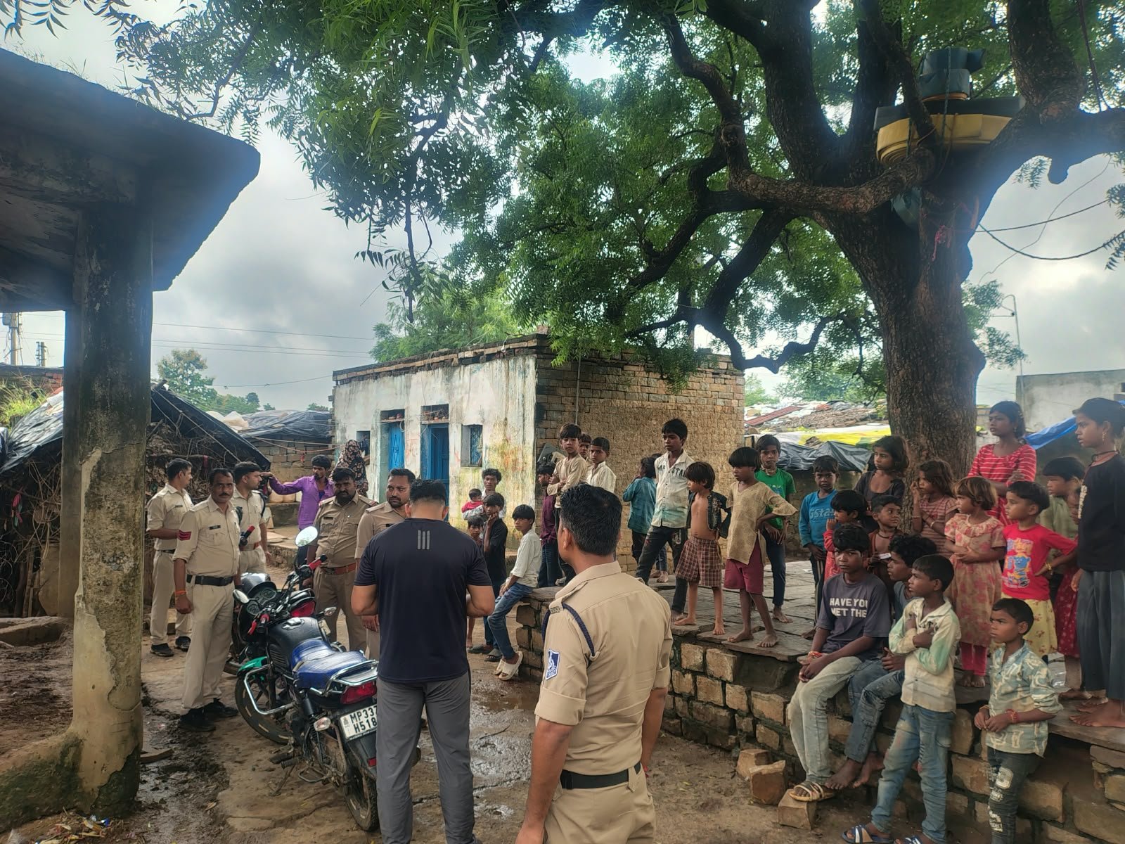 थाना प्रभारी रवि चौहान के नेतृत्व में पोहरी में अवैध शराब के ठिकानों पर दबिश, संभावित स्थानों पर छापेमारी / Shivpuri News