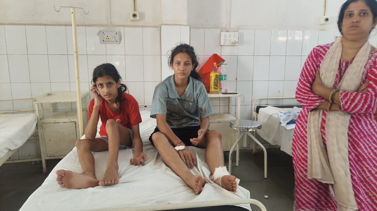 नवाब साहब रोड पर तेज रफ्तार ट्रैक्टर ने स्कूटी को मारी टक्कर, दो युवतियां घायल / Shivpuri News