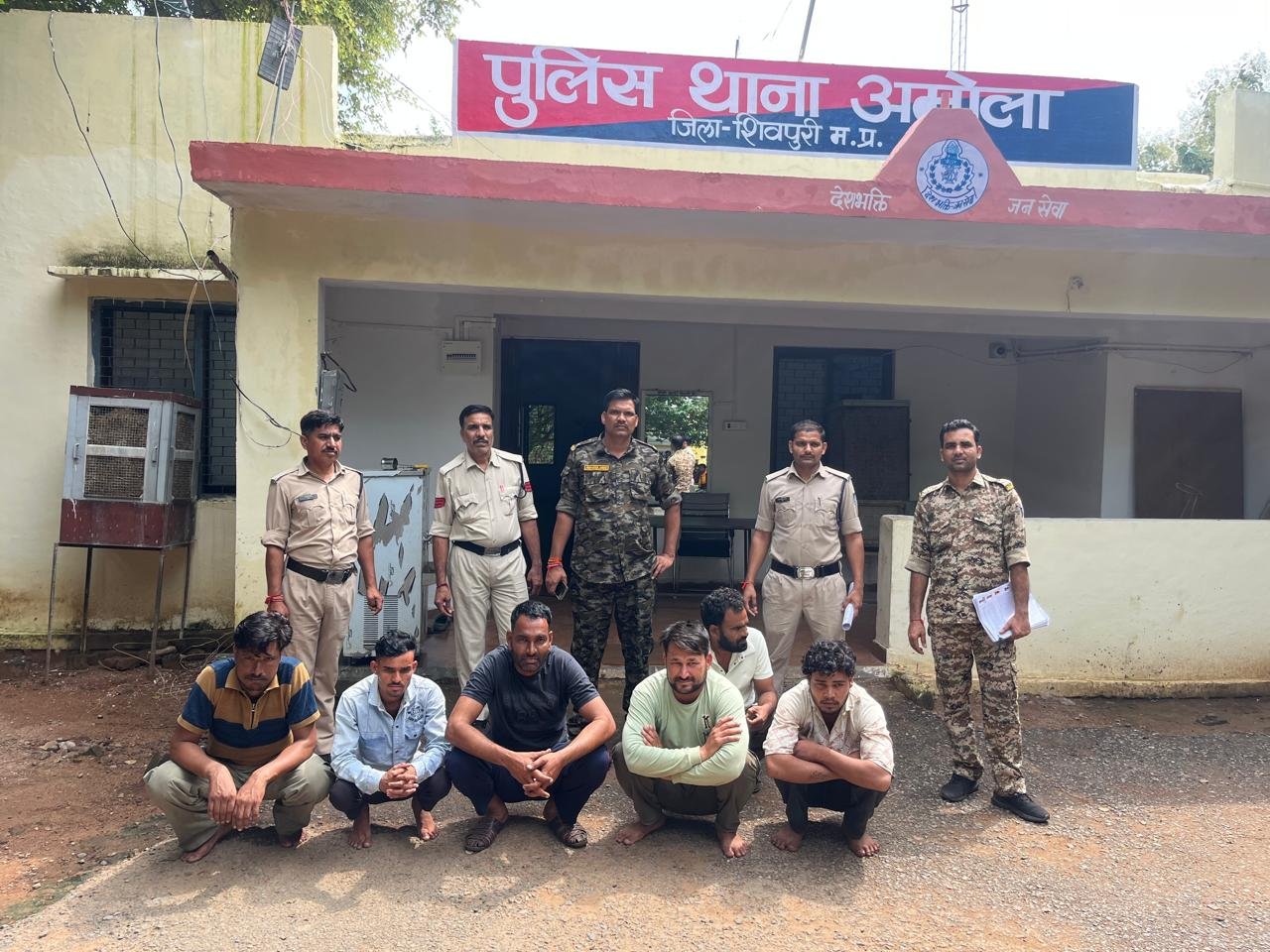 अमोला शराब दुकान में तोड़फोड़ और आगजनी: सरपंच छोटेराजा और जनपद सदस्य दुष्यंत परमार समेत 21 गिरफ्तार, जेल भेजे / Shivpuri News
