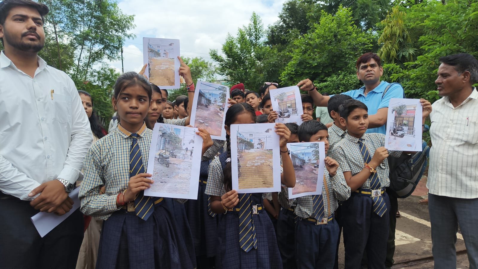 सेंट लुईस पब्लिक स्कूल के बच्चे पहुँचे कलेक्टर के पास, बोलें कलेक्टर सर बाहर आओ, अबैध रूप से रास्ता बंद करने का आरोप / Shivpuri News
