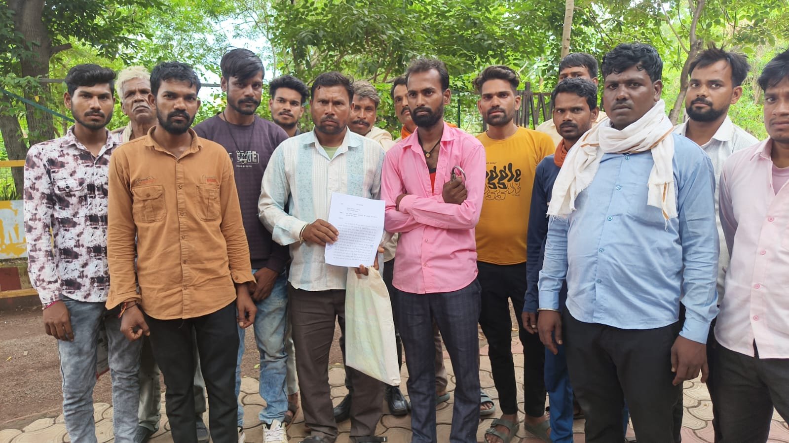 खतौरा के 22 हम्मालों की मजदूरी के 2.03 लाख रुपए बकाया, भुगतान की मांग लेकर कलेक्टर के पास पहुंचे, सोसायटी प्रबंधन पर भुगतान नहीं करने का आरोप / Shivpuri News