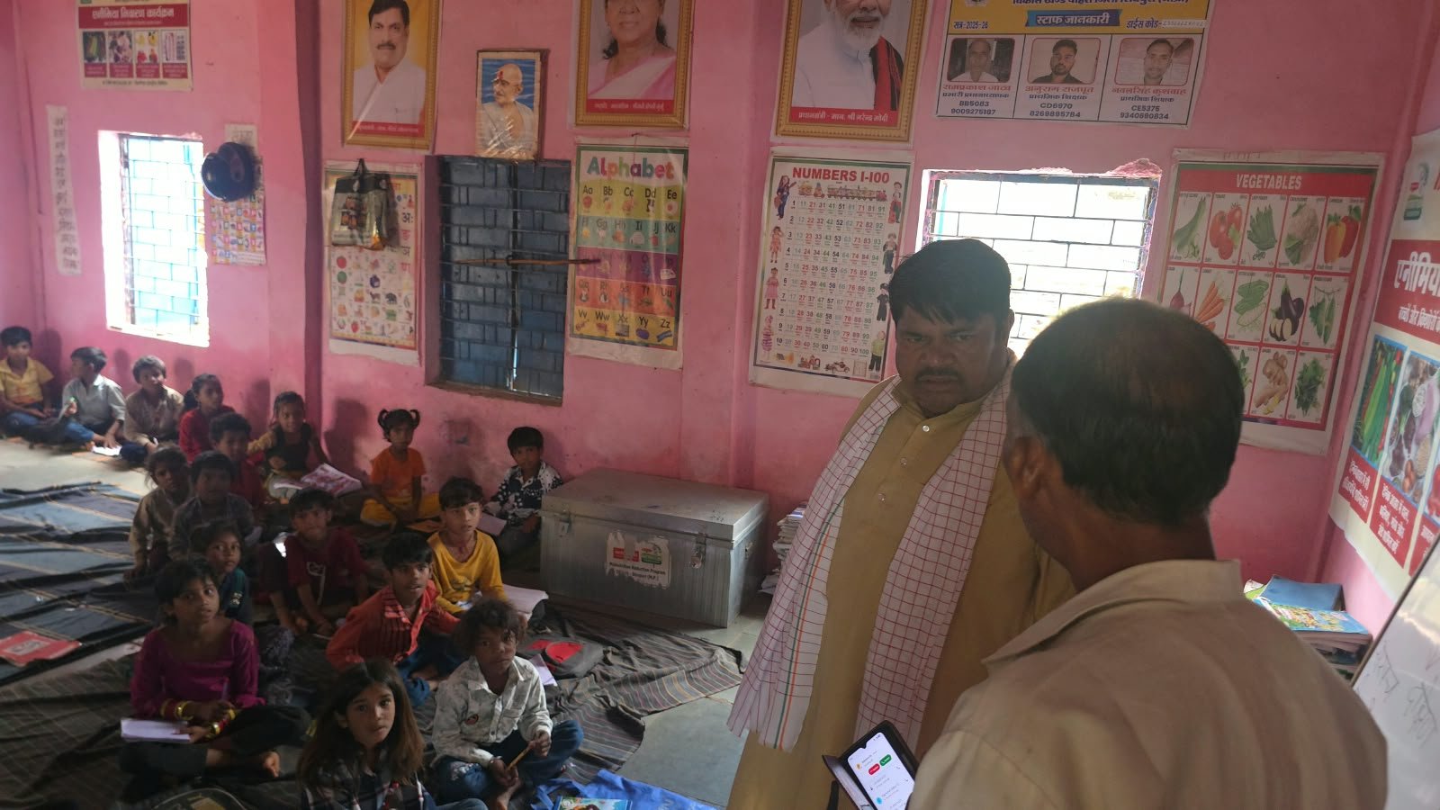 80 बच्चों के लिए एक कमरा, स्कूल के पास ताल-तलैया और जर्जर भवन; विधायक कैलाश कुशवाह के निरीक्षण में खुली सरकारी स्कूलों की बदहाली / Shivpuri News