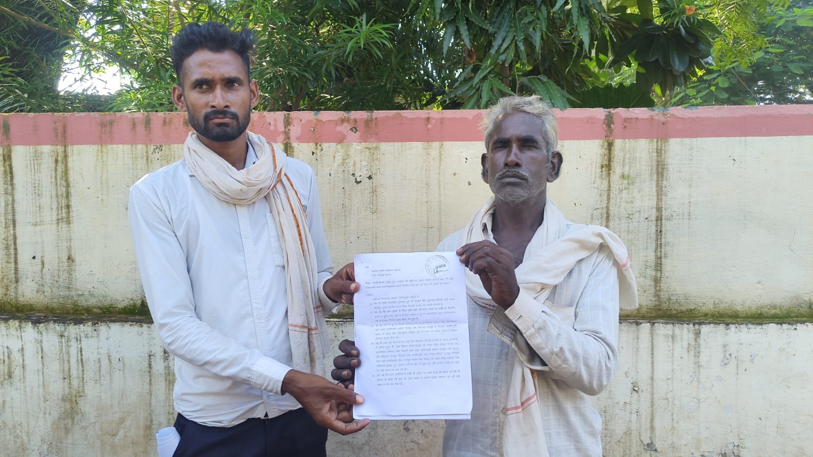 धान की खड़ी फसल पर ट्रैक्टर-जेसीबी चलाने का आरोप, 150 लोगों के साथ खेत में घुसकर मारपीट और जान से मारने की धमकी की शिकायत / Shivpuri News