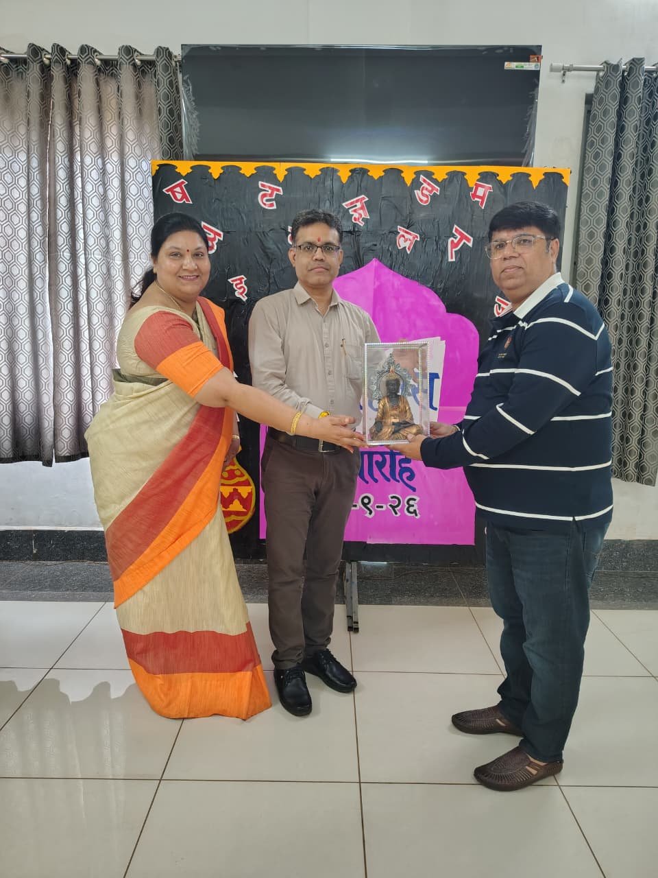 हिंदी सिर्फ भाषा नहीं, लोकजीवन और संस्कृति की पहचान: डॉ. अजय खेमरिया ने विद्यार्थियों से कहा भाषा की जड़ों को समझें / Shivpuri News