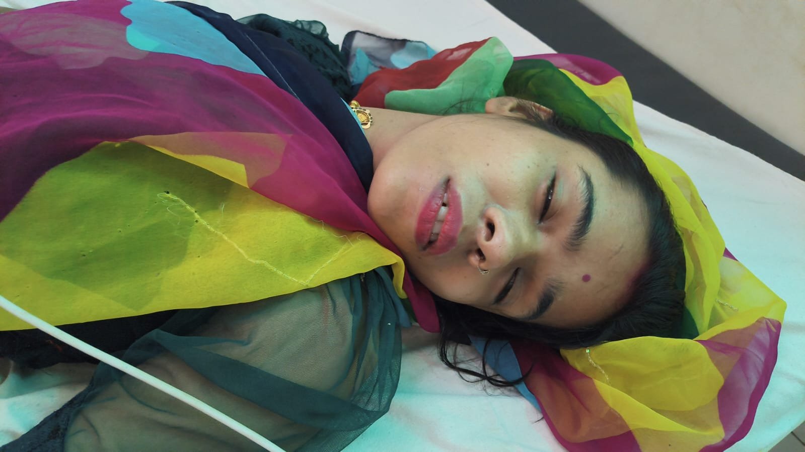 केनरा बैंक पैसे निकालने जा रहा था परिवार, हंस बिल्डिंग के पास बुलेट सवार ने मारी जोरदार टक्कर; पति-पत्नी और 4 साल का मासूम घायल / Shivpuri News