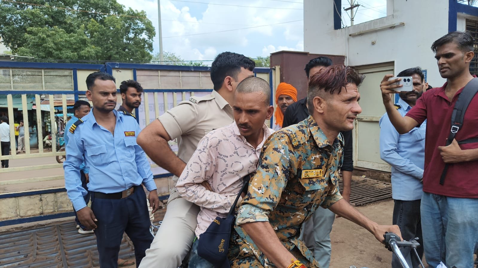 जिला अस्पताल में फिर चोरी करने पहुंचा चोर, गार्ड ने रंगे हाथ पकड़ा; कोतवाली पुलिस के हवाले / Shivpuri News