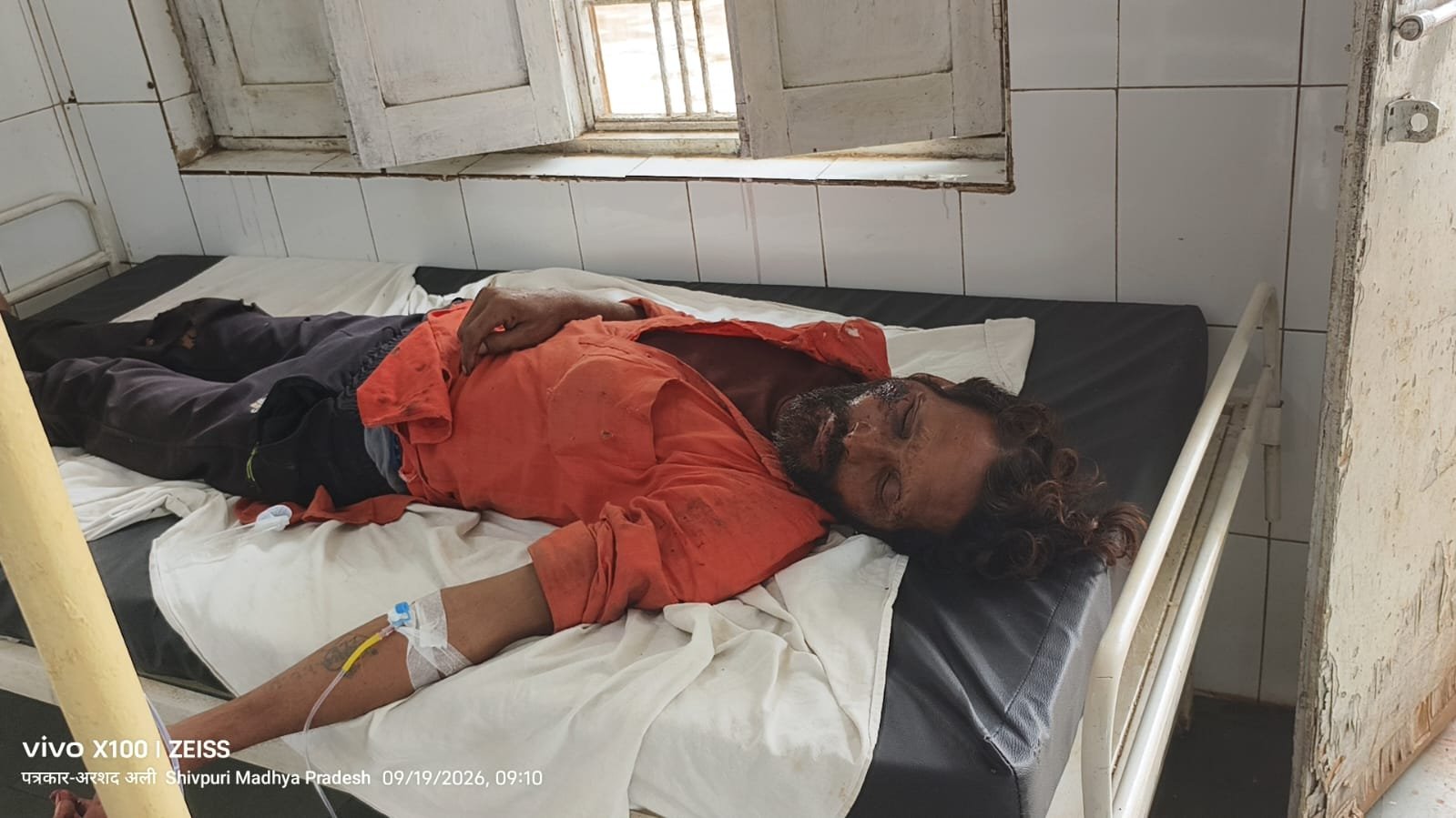 सेसई से लौट रहे पिता-पुत्र समेत तीन आदिवासियों को ट्रक ने मारी जोरदार टक्कर, जिला अस्पताल में भर्ती / Shivpuri News