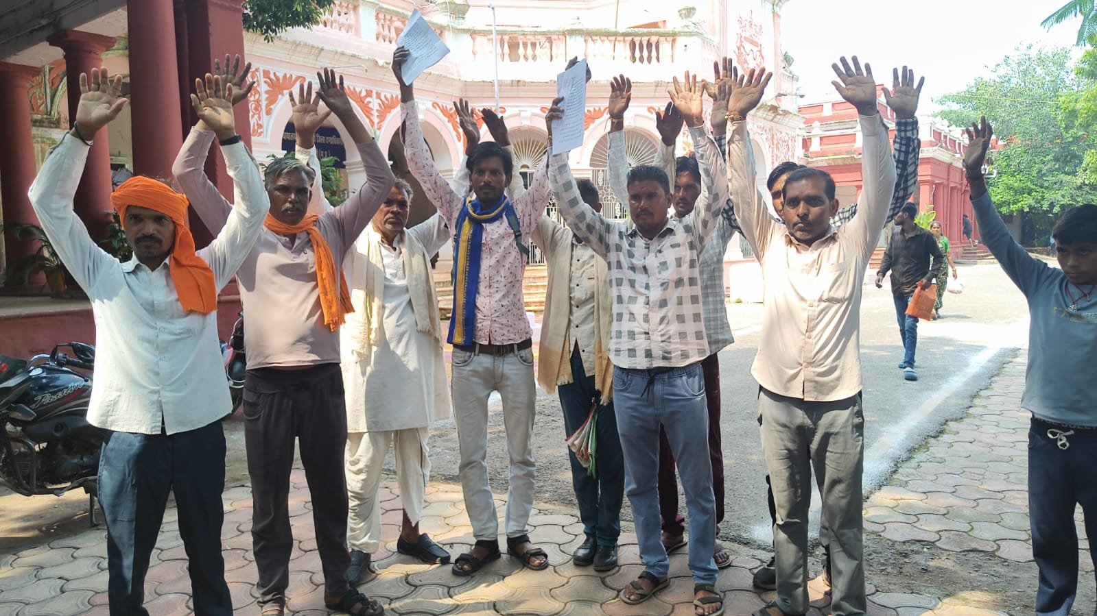 ख्यावदा कलां में गरीबों के राशन पर संकट! सेल्समैन पर मई-जून का राशन नहीं बांटने और मशीन पर पहले अंगूठा लगवाने का आरोप / Shivpuri News