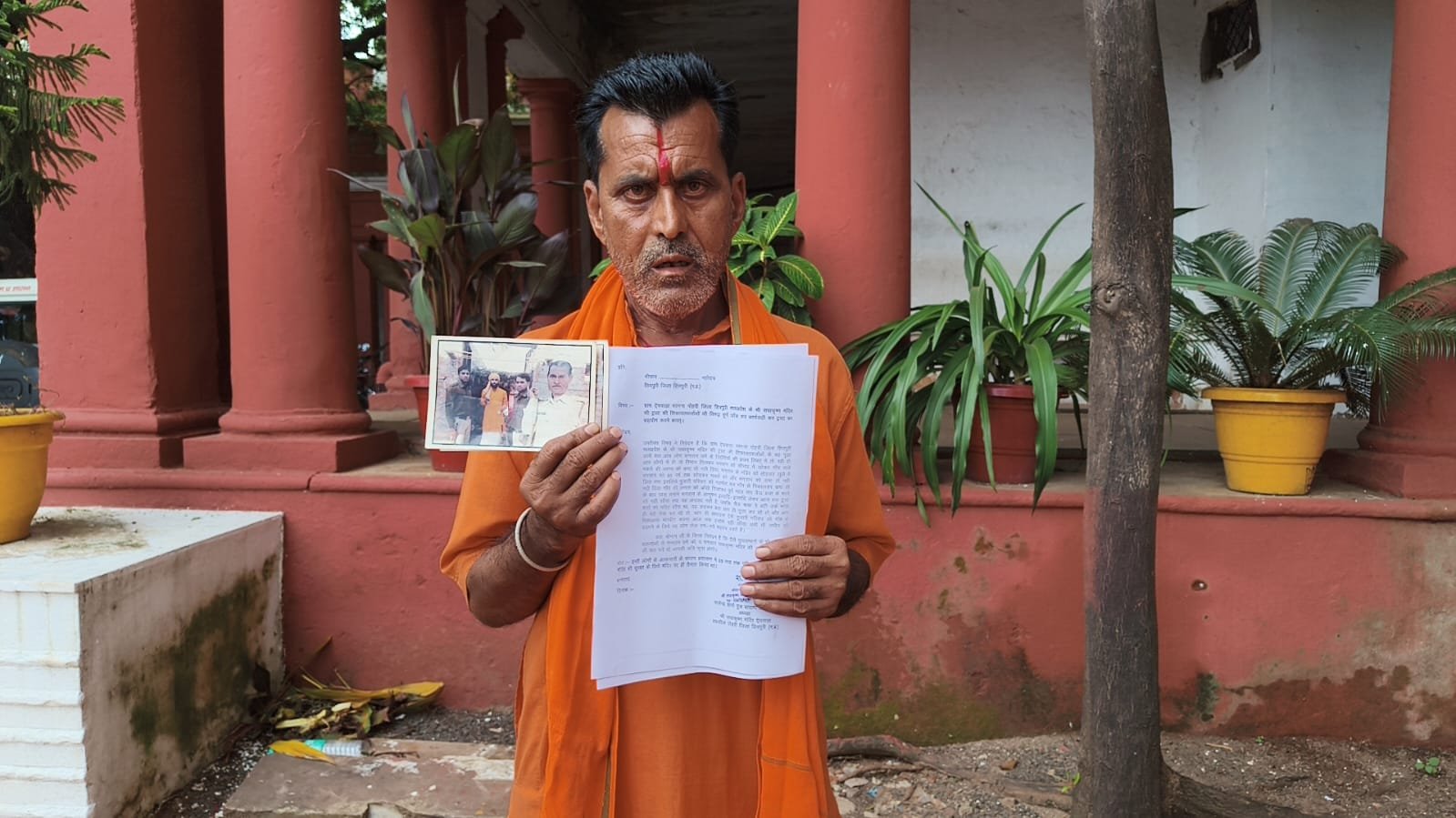 ऐचवाड़ा राधाकृष्ण मंदिर ट्रस्ट में विवाद गहराया, पुजारी परिवार को गांव से निकालने और मंदिर की संपत्ति-आभूषण नहीं सौंपने के आरोप / Shivpuri News