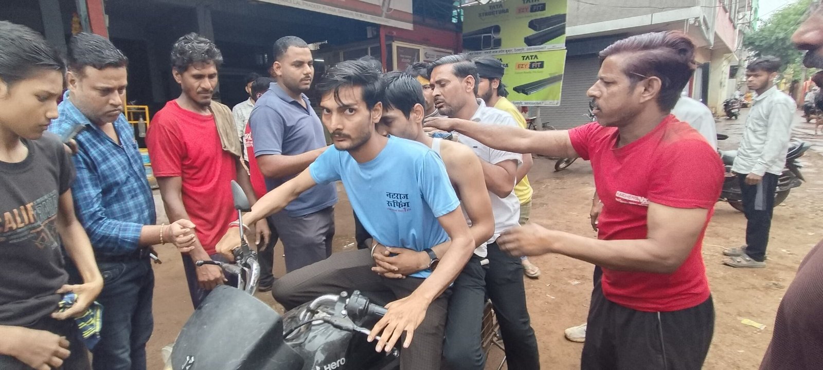 झांसी तिराहे पर युवक पर चाकू से जानलेवा हमला, आंखों में मिर्च झोंककर पीठ में किए वार; भाई ने अस्पताल पहुंचाया / Shivpuri News