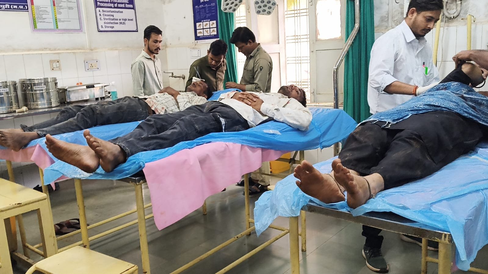 घर के बाहर लूडो खेलते, सिगरेट पीते और गाली-गलौज करते युवकों को टोका तो बरसाए पत्थर-डंडे, परिवार के 4 लोग घायल / Shivpuri News