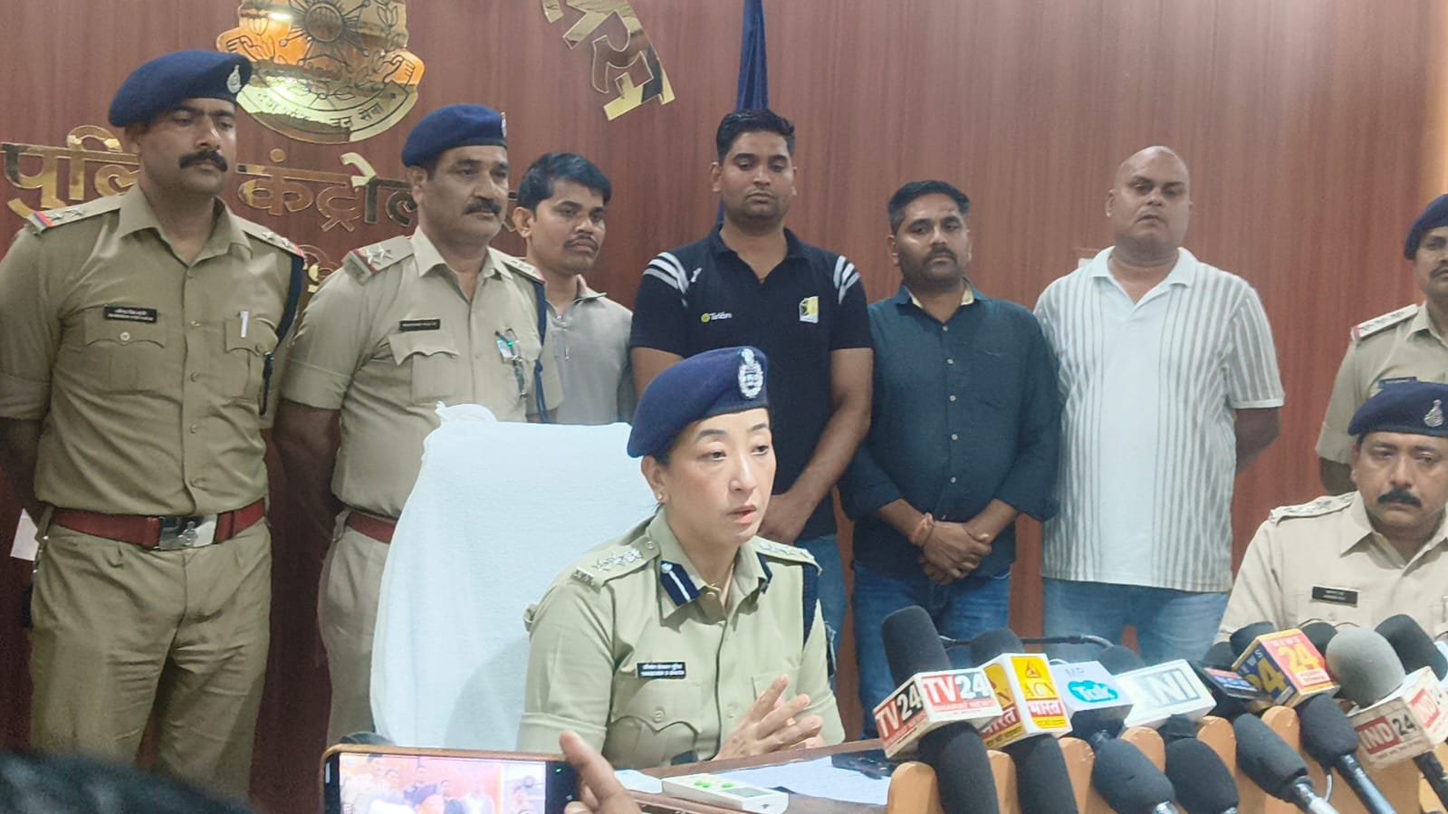 8 पिस्टल और 10 जिंदा कारतूस के साथ हथियार तस्कर गिरफ्तार, नीले बैग में छिपाकर ले जा रहा था हथियारों की खेप / Shivpuri News