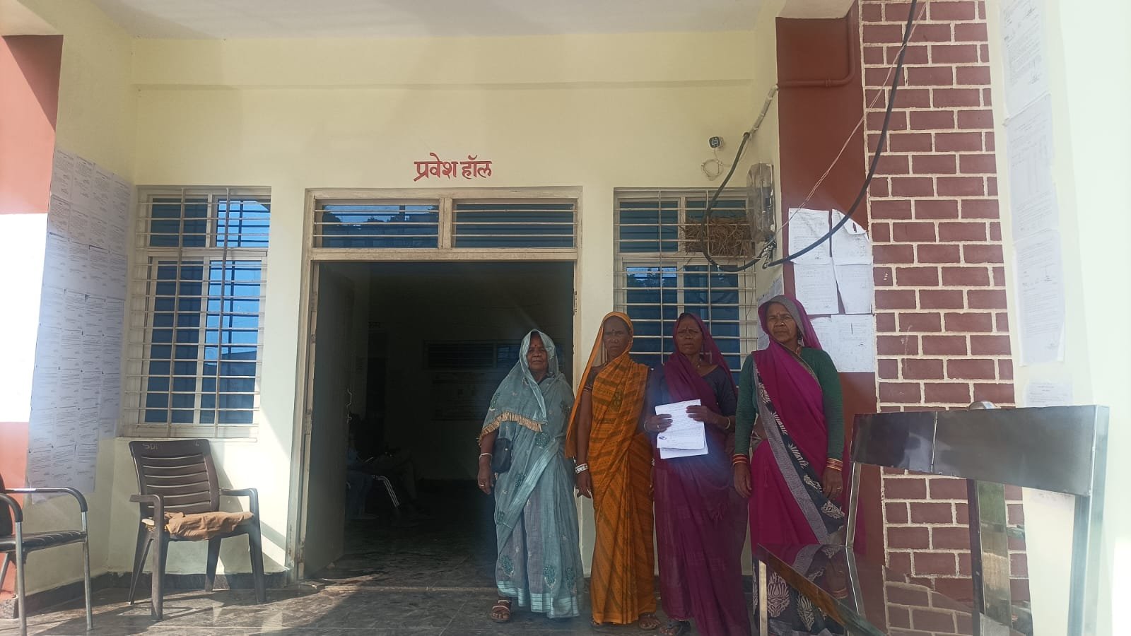 डांगवर्वे में शराबबंदी की मुहिम, महिलाओं ने जनपद अध्यक्ष के साथ SDM को सौंपा आवेदन; अवैध शराब का ठेका बंद कराने की मांग / Shivpuri News