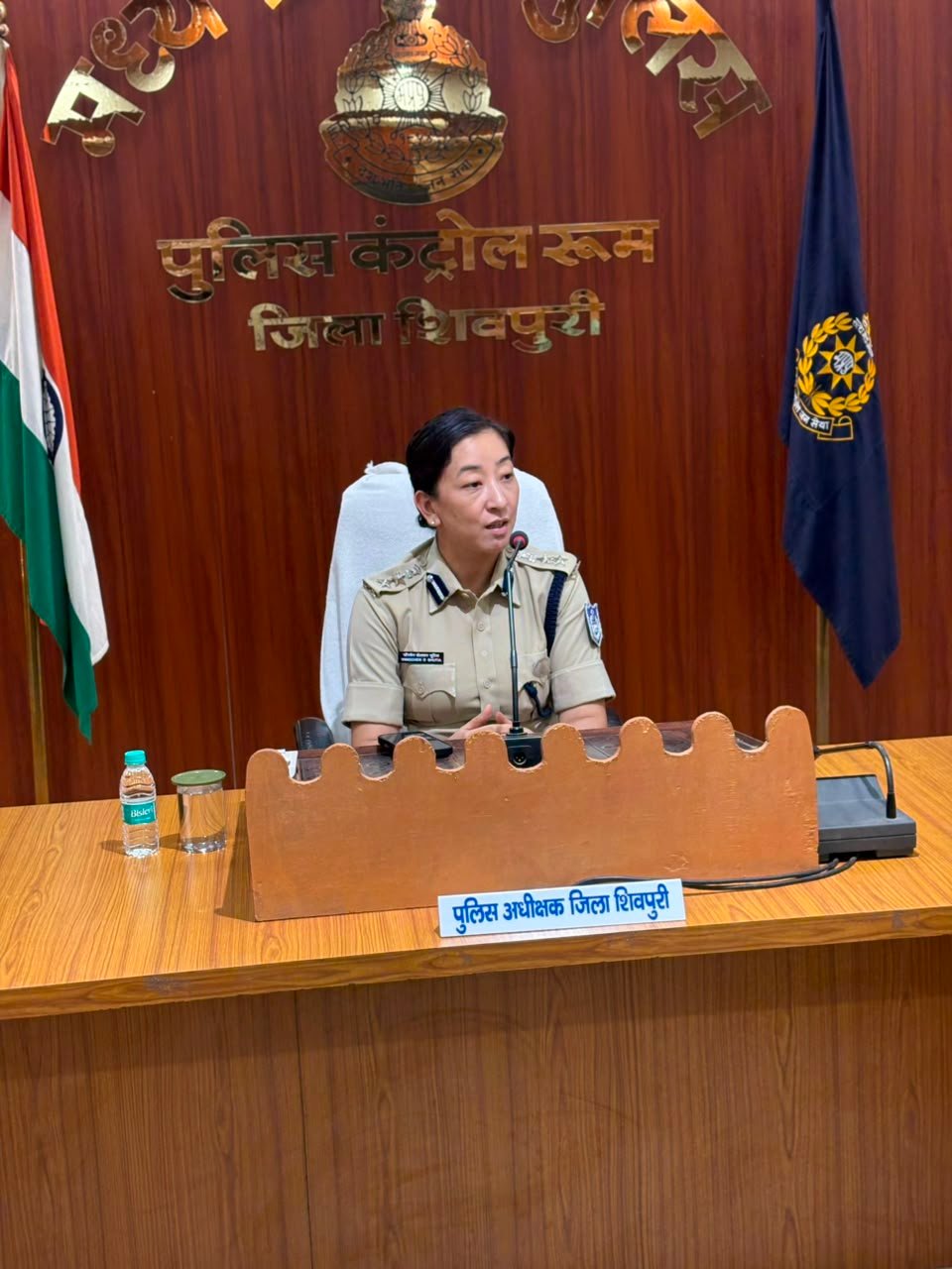 उनि दिनेश कुमार पाण्डेय सेवानिवृत्त, पुलिस अधीक्षक यांगचेन डोलकर भूटिया ने शॉल-श्रीफल व प्रमाण पत्र भेंट कर दी विदाई / Shivpuri News