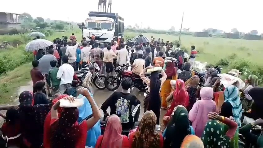 दो माह का राशन नहीं मिला तो ग्रामीणों ने किया चक्काजाम, तहसीलदार के पहुंचने पर शुरू हुआ वितरण / Shivpuri News