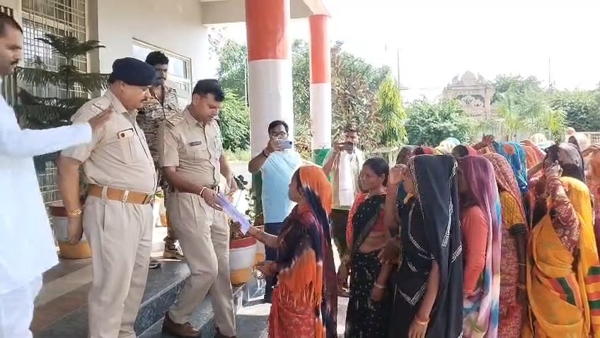 भजन गाकर पुलिस को सुनाई खरी-खोटी, अवैध जहरीली कच्ची शराब और बस्ती के बीच खुली शासकीय शराब दुकान हटाने की मांग, 10 दिन का अल्टीमेटम / Shivpuri News