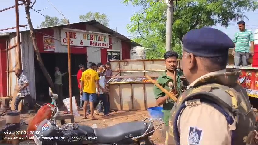25 करोड़ की सरकारी जमीन के आगे मेडिकल कॉलेज की ज़मीन पर 36-37 दुकानों का अतिक्रमण हटाया, जेसीबी से ध्वस्त / Shivpuri News