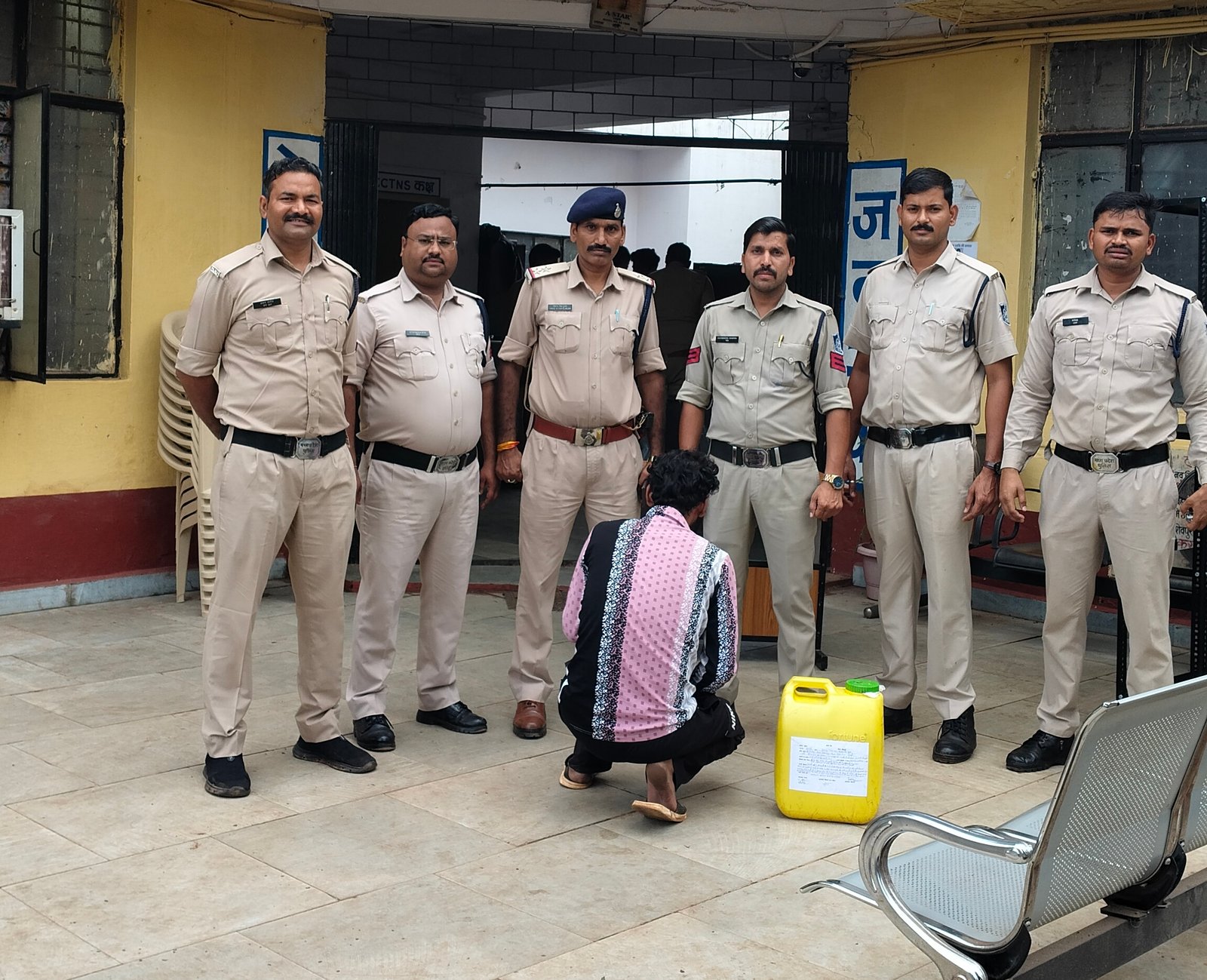 हवाई पट्टी के पीछे कच्ची शराब का खेल! सुरेन्द्र गोस्वामी 12 लीटर शराब के साथ गिरफ्तार / Shivpuri News