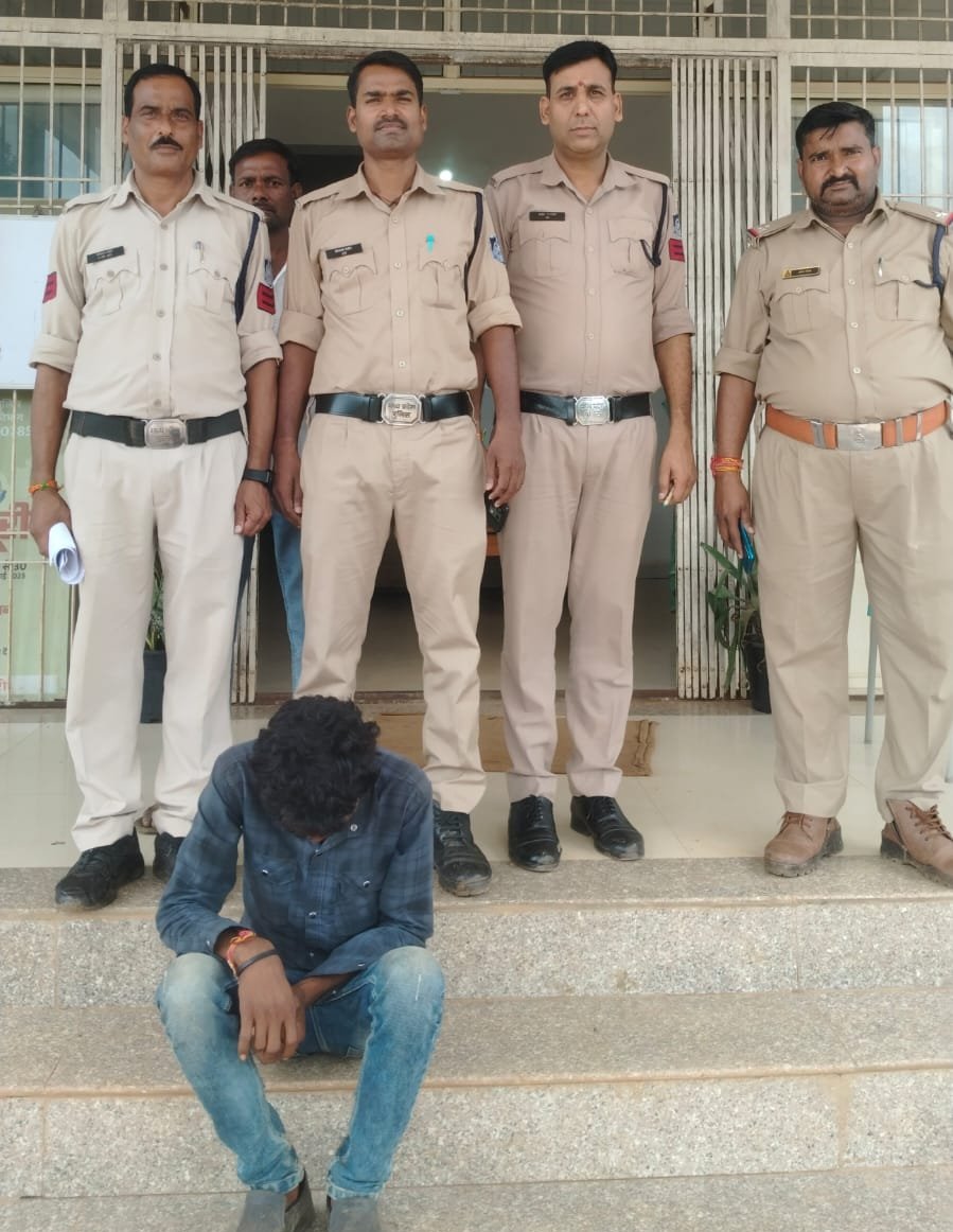 मुकेश आदिवासी गिरफ्तार, एक साल से था स्थायी वारंटी / Shivpuri News