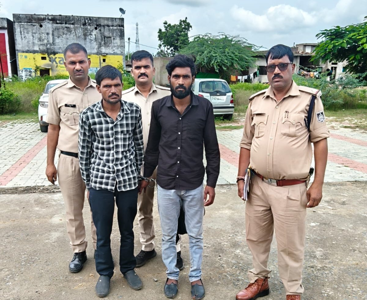 दशरथ गोस्वामी और गणेश गोस्वामी गिरफ्तार, 8 चोरी की बकरियां बरामद; 26 बकरियां चोरी में 4 आरोपी गिरफ्तार / Shivpuri News
