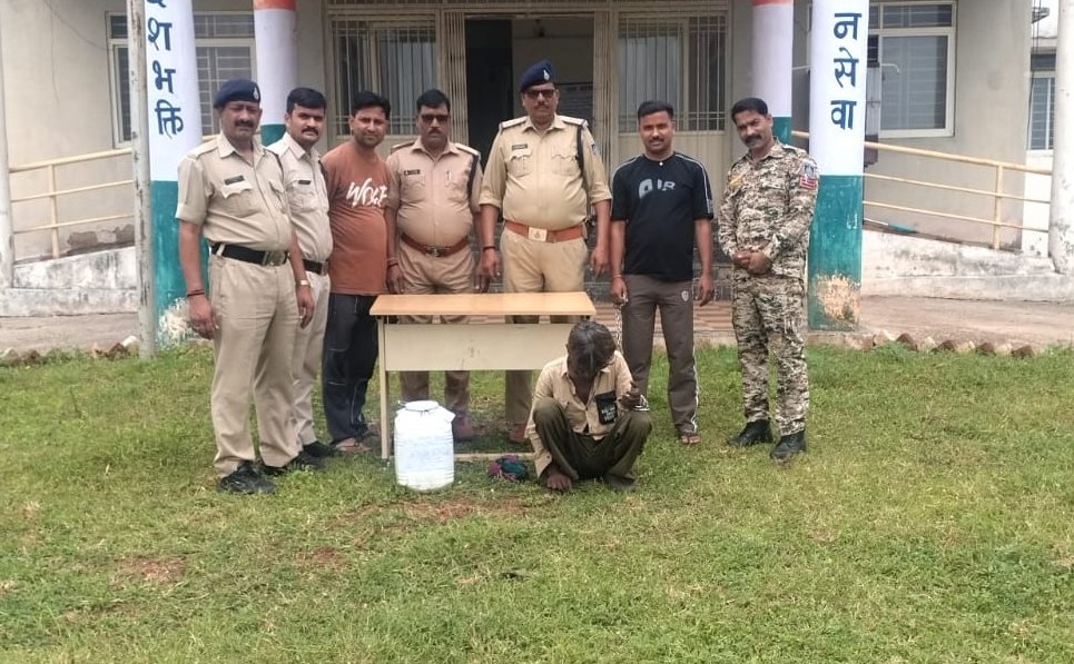 सोनेराम मोंगिया के कब्जे से 14 लीटर कच्ची शराब जब्त, गोपालपुर पुलिस ने किया गिरफ्तार / Shivpuri News