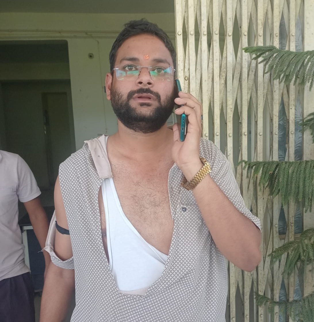 दिनदहाड़े बस स्टैंड पर फायरिंग से सनसनी, नगर परिषद अध्यक्ष के पति सत्येंद्र साहू पर बदमाश ने चलाई गोली / Shivpuri News