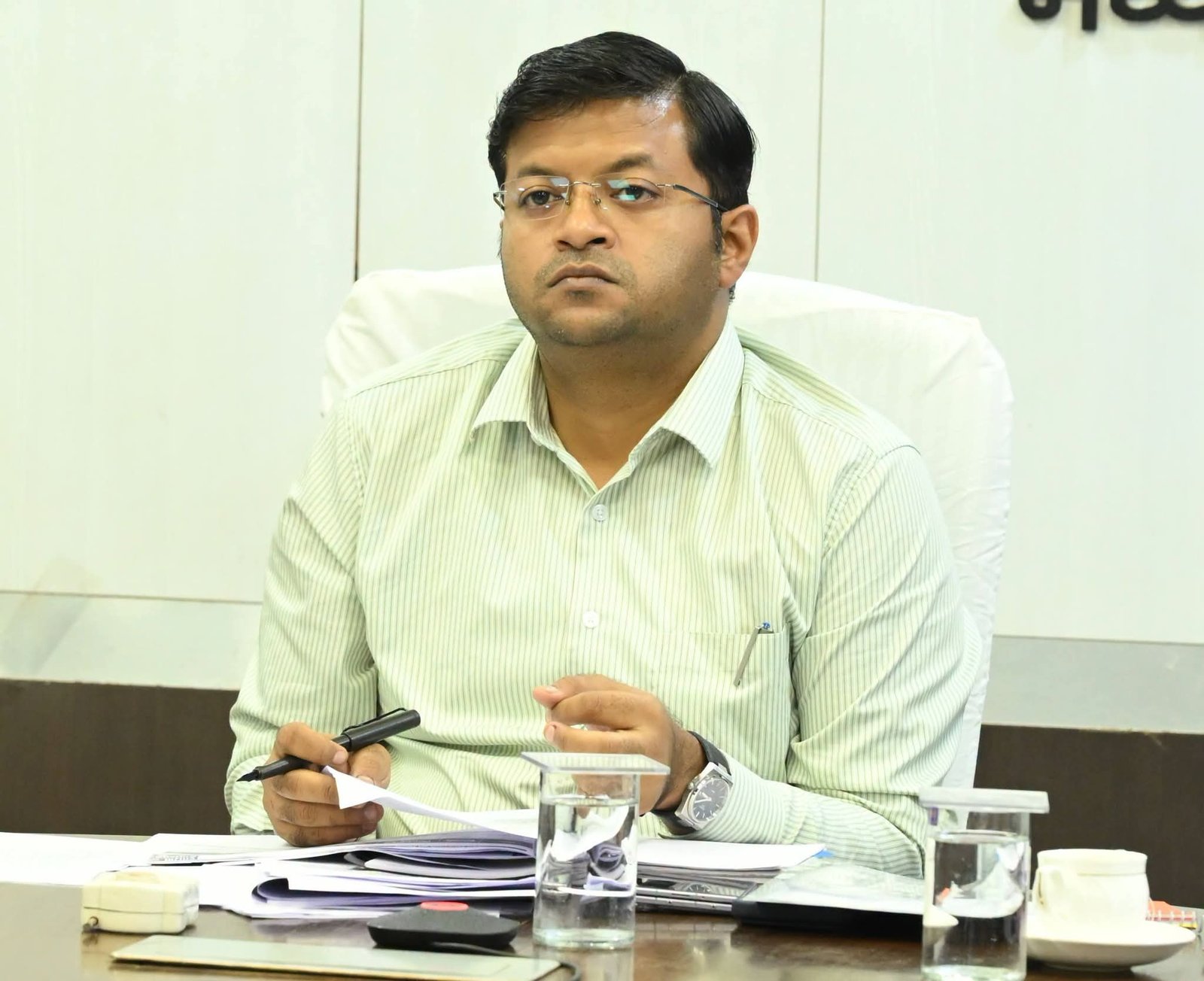 शासकीय आदेश की अनदेखी पड़ी भारी: पटवारी राघवेंद्र भार्गव निलंबित, डंगौरा हल्के का नहीं लिया था प्रभार / Shivpuri News