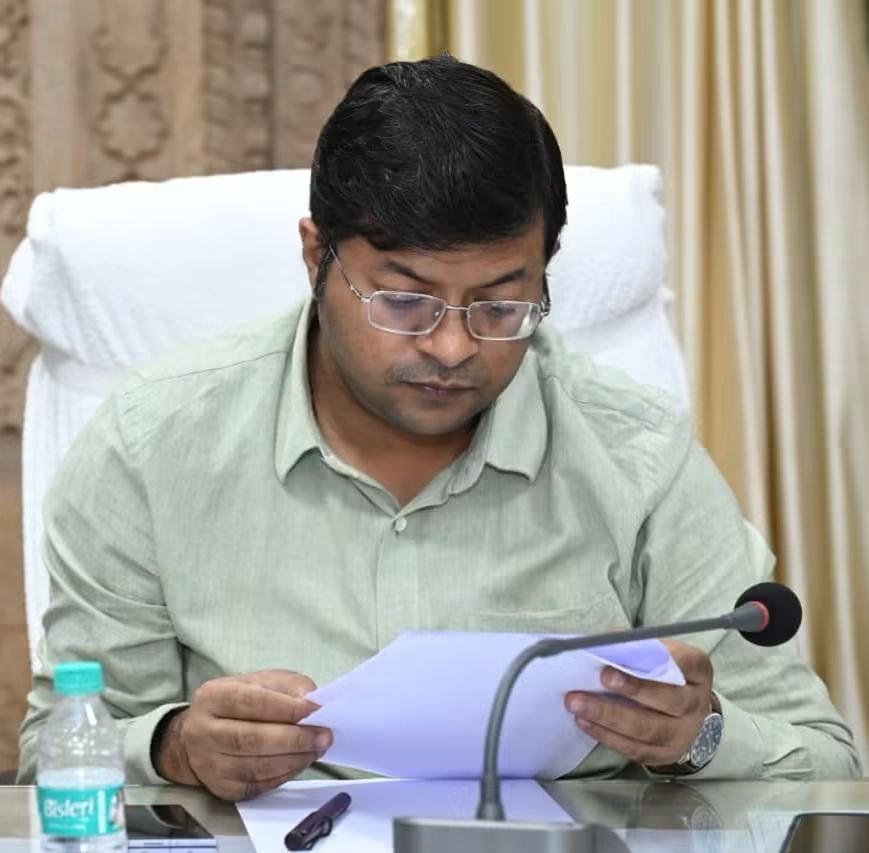 कलेक्टर अर्पित वर्मा के निर्देश पर सहकारी बैंक के 12 बकायादारों की संपत्तियां कुर्क, तहसीलदार सिद्धार्थ भूषण शर्मा की कार्रवाई से मचा हड़कंप / Shivpuri News