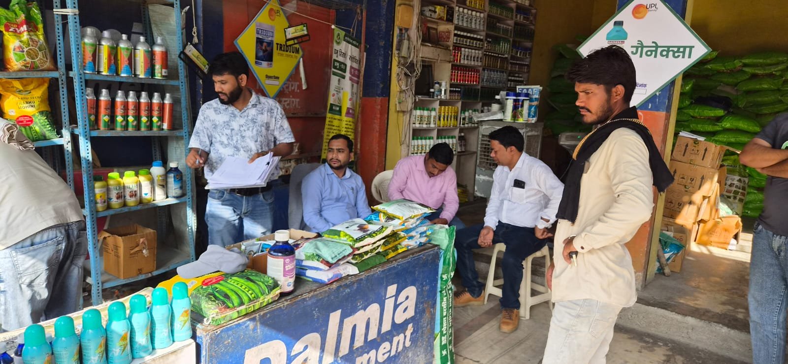 करैरा में कृषि दुकानों पर औचक निरीक्षण, अनियमितता मिलने पर एक दुकान सील और 4 को नोटिस / Shivpuri News