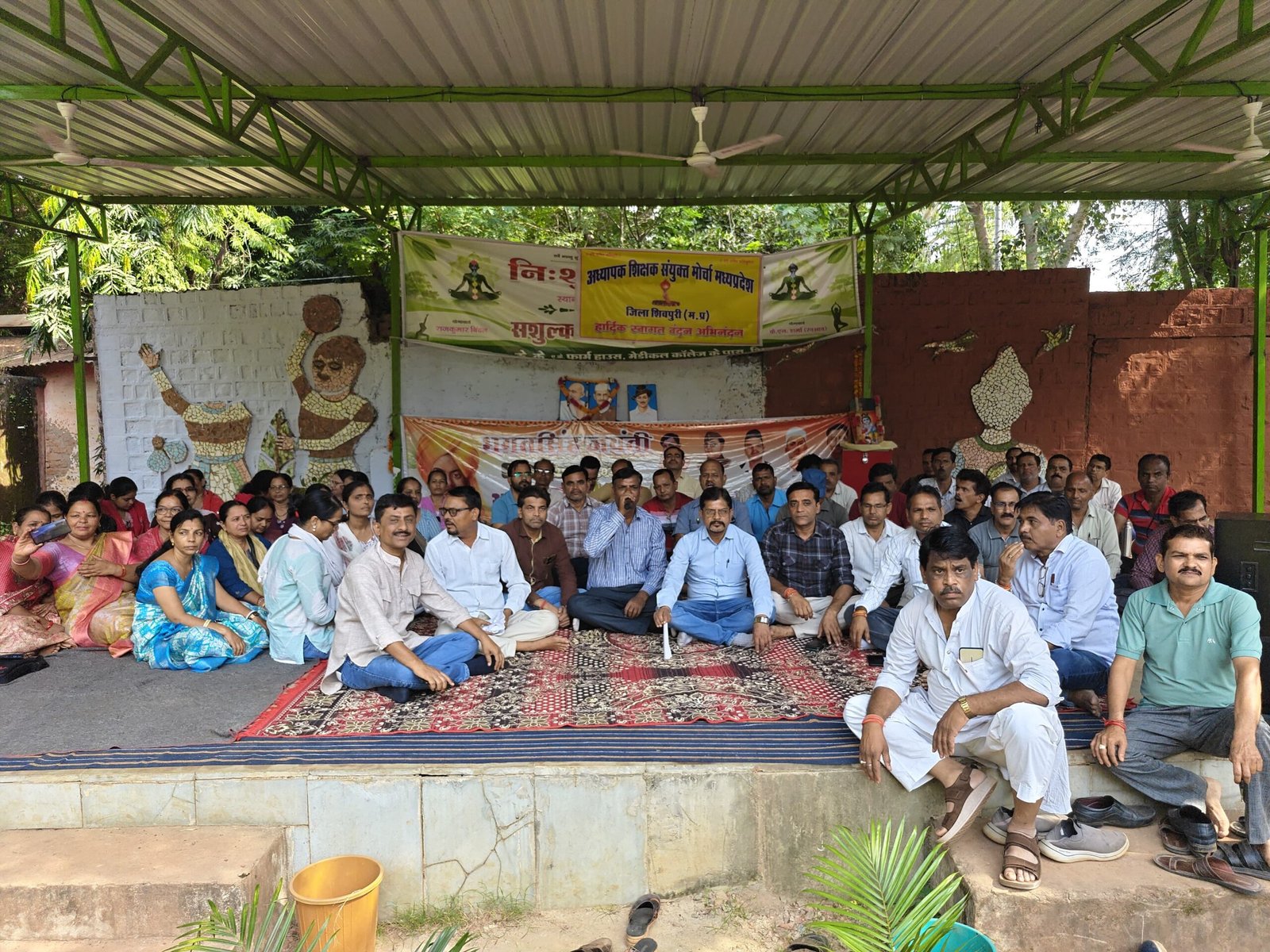गांधी जयंती पर शिक्षकों का सत्याग्रह, भोपाल के नीलम पार्क में छठवें दिन भी धरना जारी; तीन मांगों पर अड़े शिक्षक / Shivpuri News