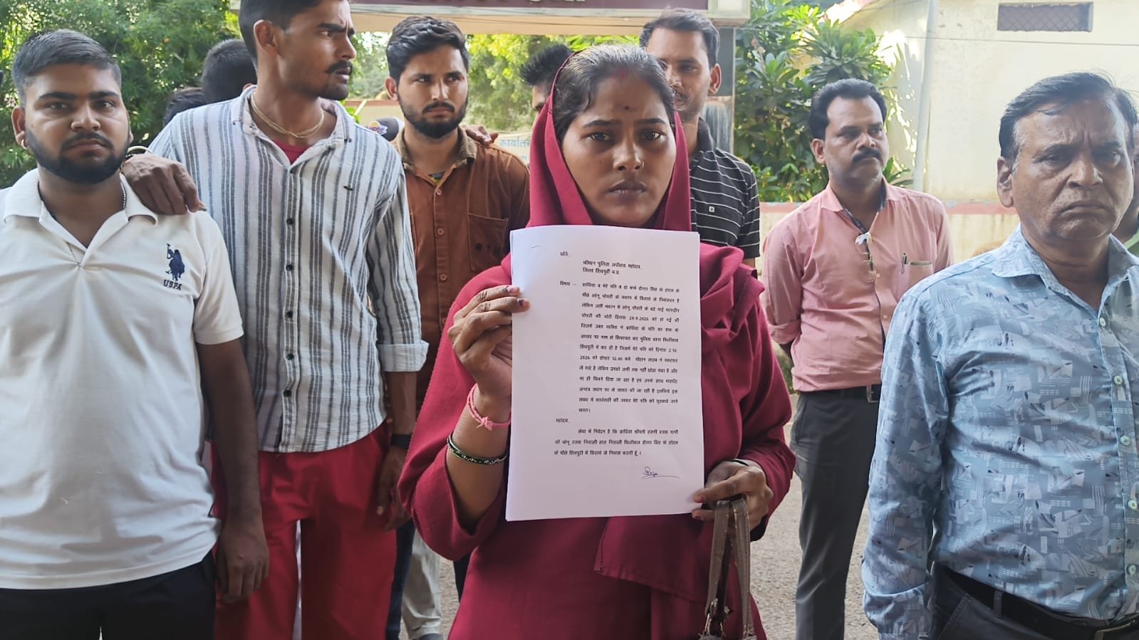 चोरी के शक में पति को पुलिस द्वारा ले जाने का आरोप, पत्नी ने एसपी से लगाई गुहार; मारपीट कर झूठे केस में फंसाने की आशंका जताई / Shivpuri News