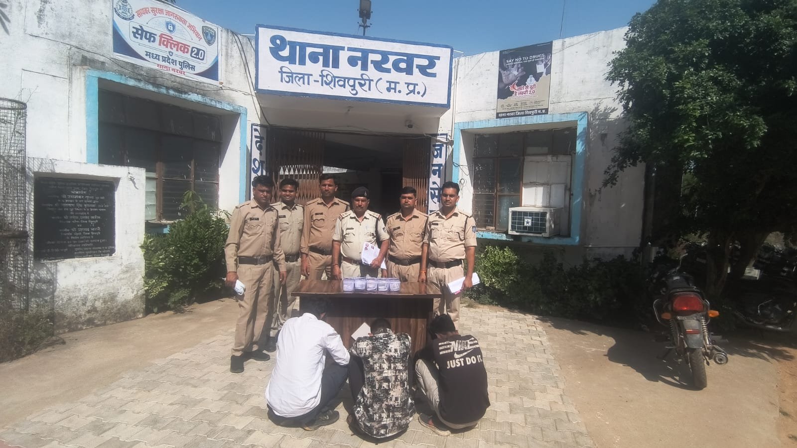 नरवर पुलिस का बड़ा खुलासा: 8 दिन में चोरी का माल बरामद, तीन आरोपी गिरफ्तार; ईको कार समेत चांदी के जेवर और 30 हजार जब्त / Shivpuri News