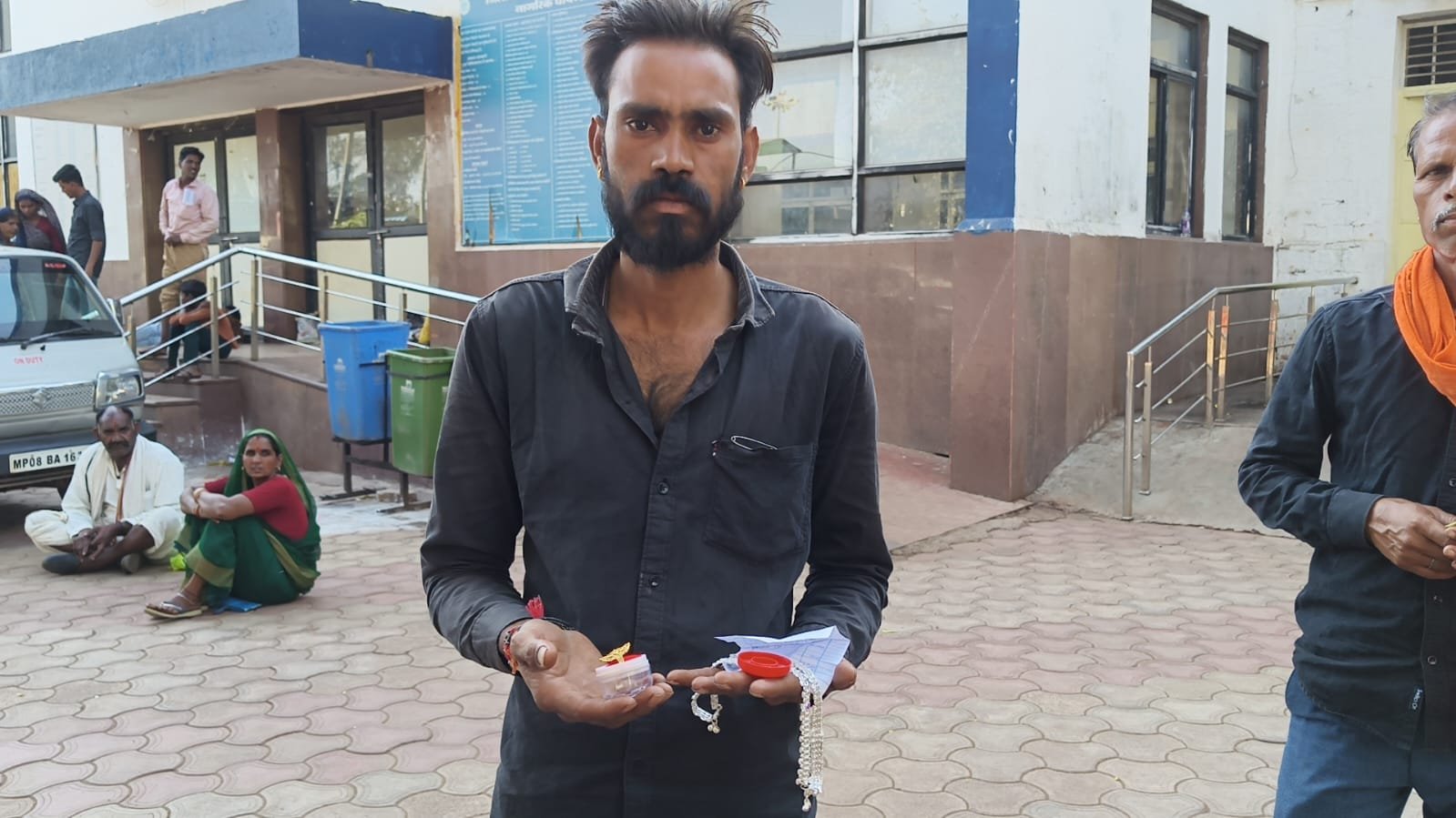 जिला अस्पताल गेट पर झपटमारी से हड़कंप: पोहरी के राजकुमार शाक्य के गले से 35 हजार का सोने का ताबीज तोड़कर भागा अज्ञात आरोपी, CCTV में कैद हुई वारदात / Shivpuri News