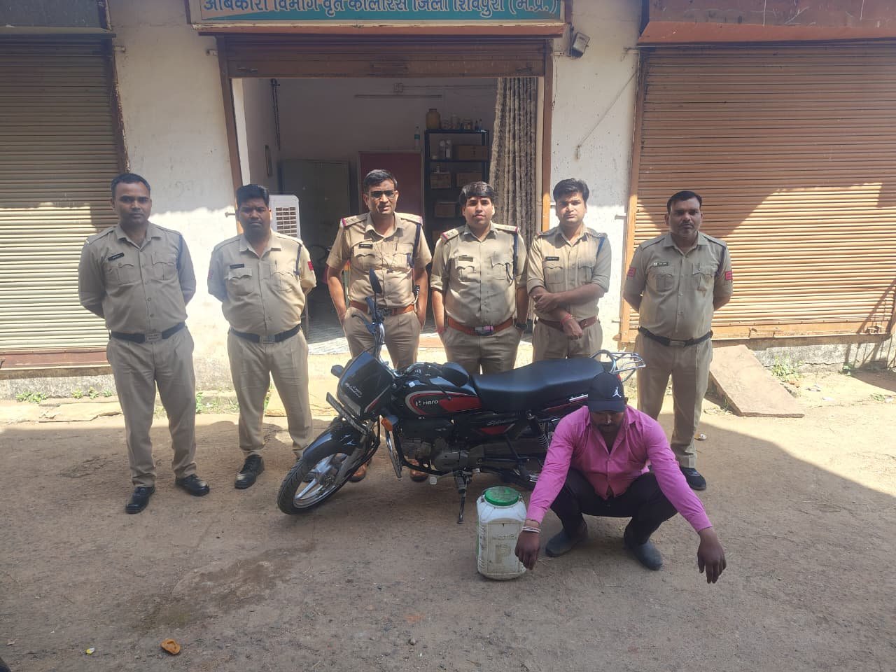 कोलारस-भड़ौता रोड पर आबकारी की बड़ी कार्रवाई, 15 लीटर अवैध शराब और बाइक जब्त; गोविंद केवट गिरफ्तार / Shivpuri News