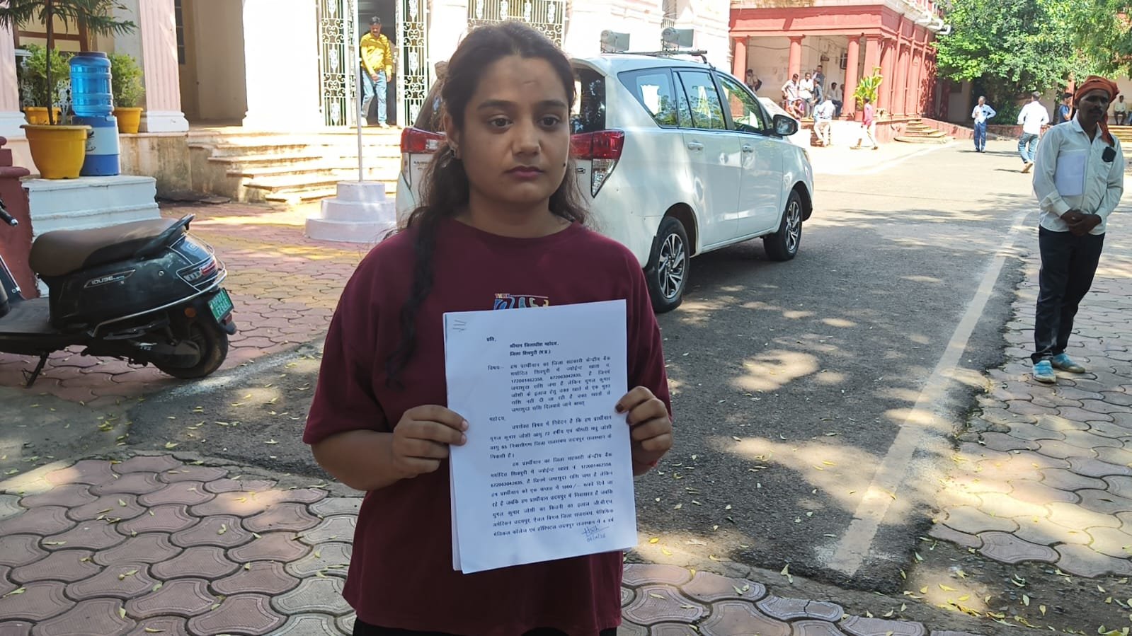 किडनी मरीज 72 वर्षीय युगल जोशी इलाज के लिए तरसे, बैंक में जमा रकम से हफ्ते में सिर्फ 1,000 मिलने का आरोप; कलेक्टर से मांगे 10 लाख / Shivpuri News