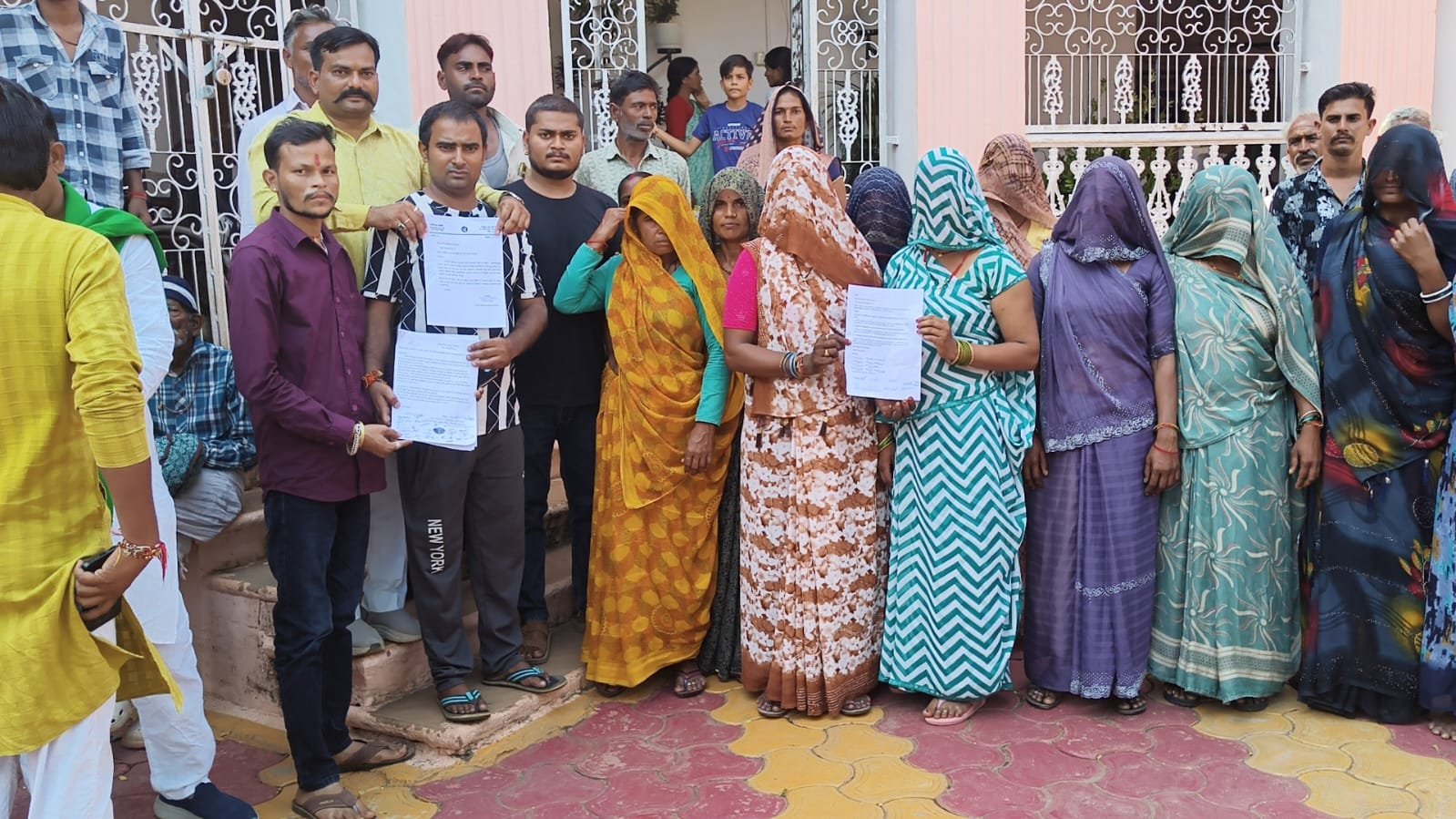 करैरा के समूहा में अवैध शराब पकड़ने पर महिलाओं से मारपीट का आरोप, सुरेन्द्र राय के खिलाफ FIR की मांग / Shivpuri News