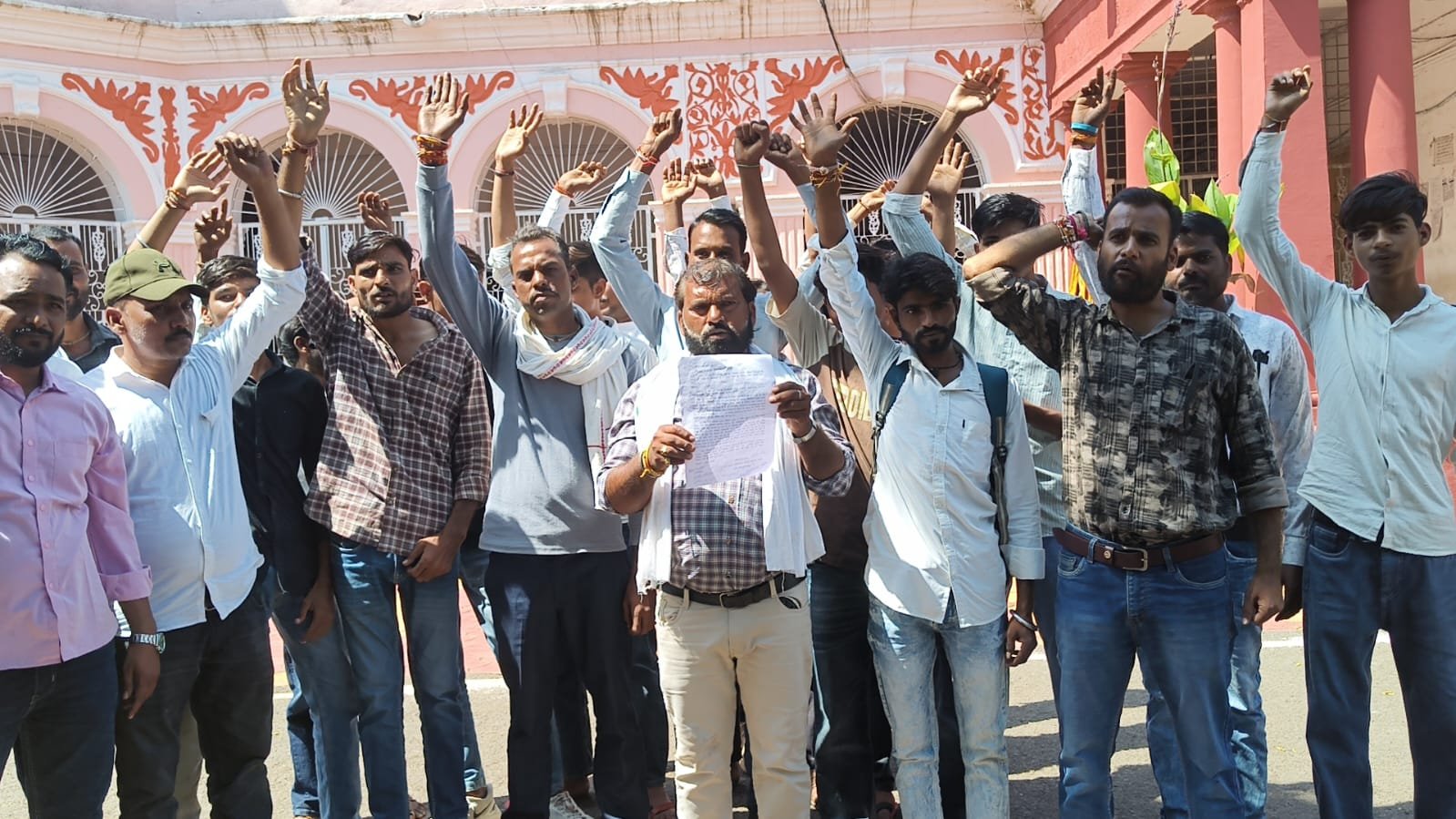 सांपरवाड़ा पंचायत में ‘कागजों’ में विकास! सरपंच मिथलेश धाकड़ और सचिव रामभरत धाकड़ पर सरकारी राशि के दुरुपयोग के आरोप / Shivpuri News