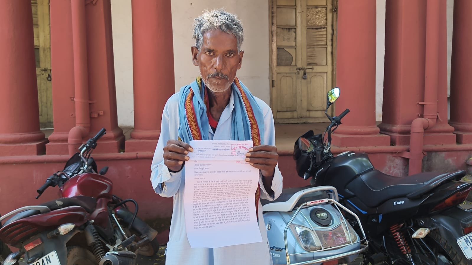तिली की फसल काटकर ले गए दबंग, ट्रैक्टर से खेत जोतने का भी आरोप; 60 वर्षीय आदिवासी किसान ने कलेक्टर से लगाई न्याय की गुहार / Shivpuri News