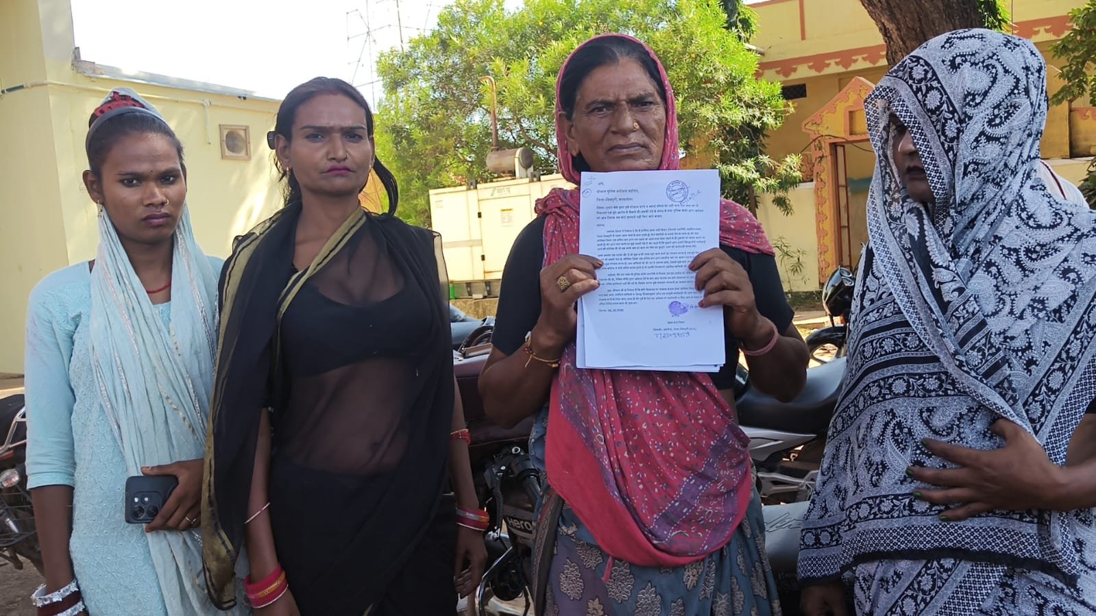 मगरौनी में बधाई वसूली को लेकर किन्नरों में विवाद, आशा बाई ने SP से लगाई गुहार; चेले मोनिका व अमित पर धमकी और परेशान करने के आरोप / Shivpuri News